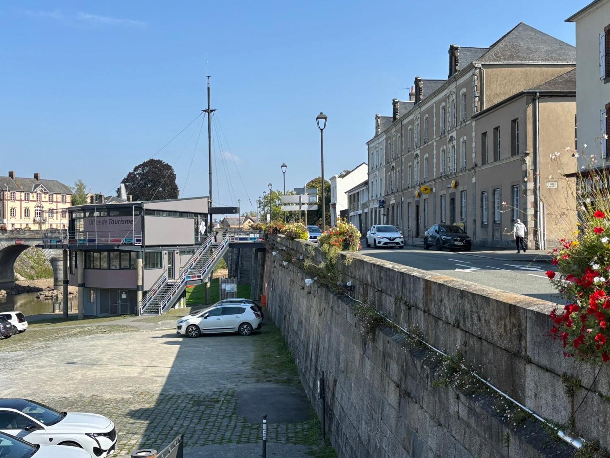 Chambre D Hotes Chez Josiane Bed & Breakfast Mayenne Exterior photo