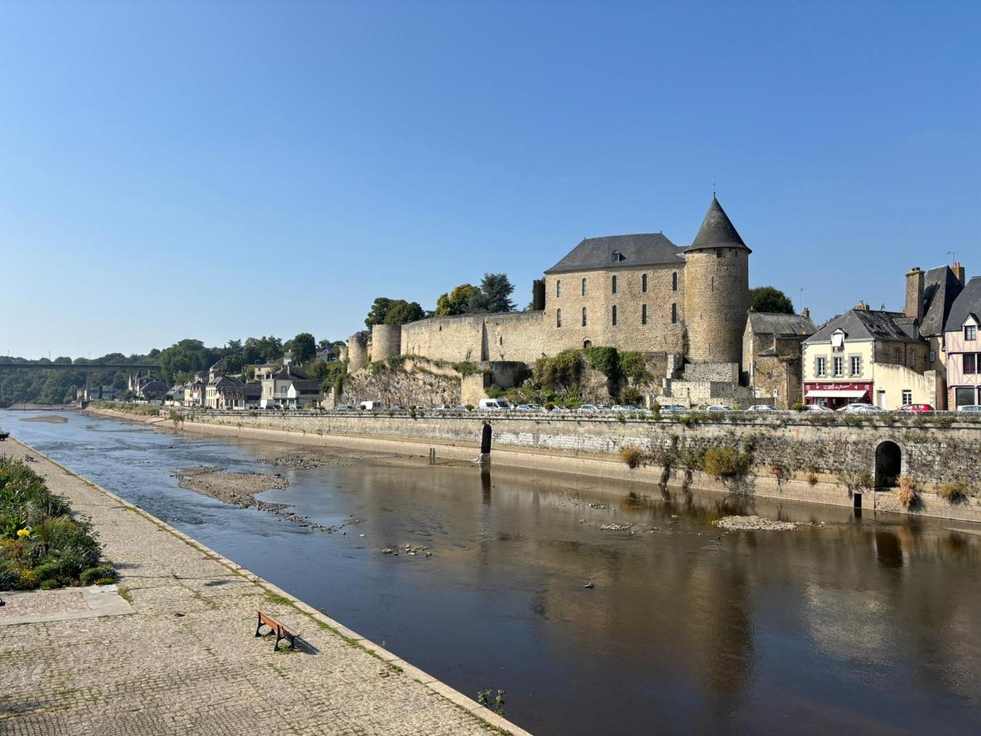 Chambre D Hotes Chez Josiane Bed & Breakfast Mayenne Exterior photo